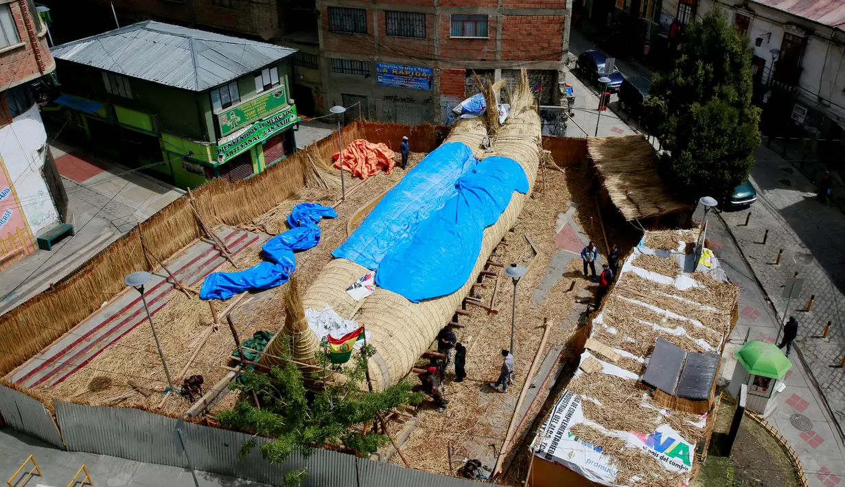 Wujud perahu 'Viracocha III' yang masih dalam proses pembuatan di kota La Paz, Bolivia, Rabu (19/10). Perahu itu dibuat dari tortora yang akan digunakan untuk mengarungi Samudera Pasifik selama enam bulan dari Cile ke Australia. (Reuters/David Mercado)