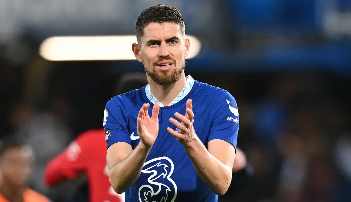Jorginho meninggalkan Napoli pada musim panas 2018. Dia menerima pinangan Chelsea dan pindah ke Stamford Bridge dengan biaya transfer sebesar 57 juta euro. Pada Januari 2023, Jorginho memutuskan untuk berpisah dengan Chelsea. Dia pindah ke Arsenal dan masih terikat kontrak dengan The Gunners sampai tahun 2025. (Glyn KIRK / IKIMAGES / AFP)