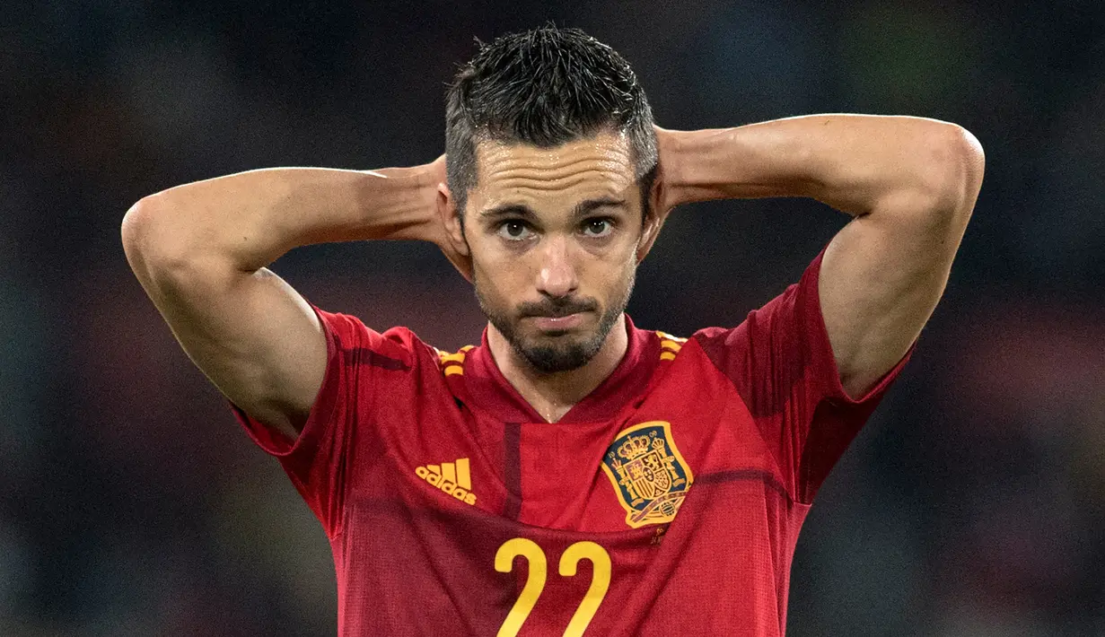 Spanyol langsung mendominasi laga di awal babak pertama. Peluang pertama diperoleh melalui sepakan dari luar kotak penalti Pablo Sarabia yang belum mengarah tepat ke gawang Swedia. (AFP/Jorge Guerrero)