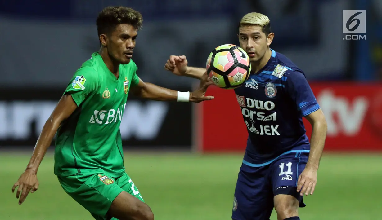 Gelandang Bhayangkara FC, Alfin Tuasalamony (kiri) berebut bola dengan pemain Arema FC, Esteban Vizcarra pada lanjutan Liga 1 Indonesia di Stadion Patriot Candrabhaga, Bekasi, Jumat (4/8). Bhayangkara FC unggul 2-1. (Liputan6.com/Helmi Fithriansyah)