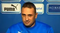[VIDEO] Pelatih Levski Sofia Ditelanjangi Fans di Depan Wartawan