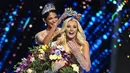 Sebagai pemenang, Victoria Kjaer langsung dimahkotai oleh pemenang Miss Universe 2023, Sheynnis Palacios dari Nikaragua. (CARL DE SOUZA/AFP)
