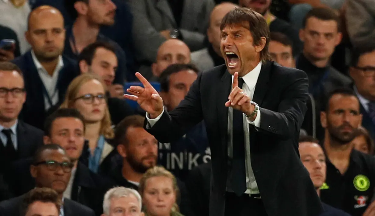 Pelatih Chelsea, Antonio Conte memberikan intruksi kepada para pemainnya saat melawan Liverpool pada lanjutan Liga Inggris di Stadion Stamford Bridge, London, (17/9). Liverpool menang atas Chelsea dengan skor 2-1. (Reuters/John Sibley)