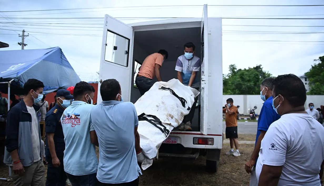 Petugas kesehatan membawa jenazah korban banjir bandang untuk dikremasi di luar kamar jenazah di distrik Chitwan, Nepal, Senin, 31 Agustus 2026. (AFP/ Prakash Mathema)
