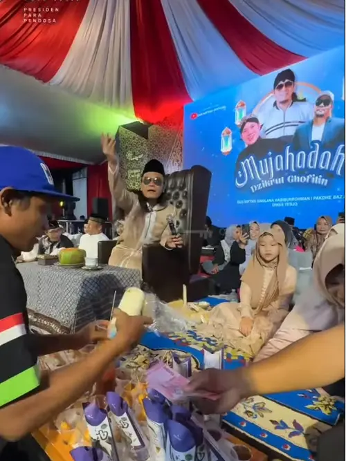 Potret Gus Miftah Beli Jajanan Kaki Lima. (Sumber: Instagram/gusmiftah)