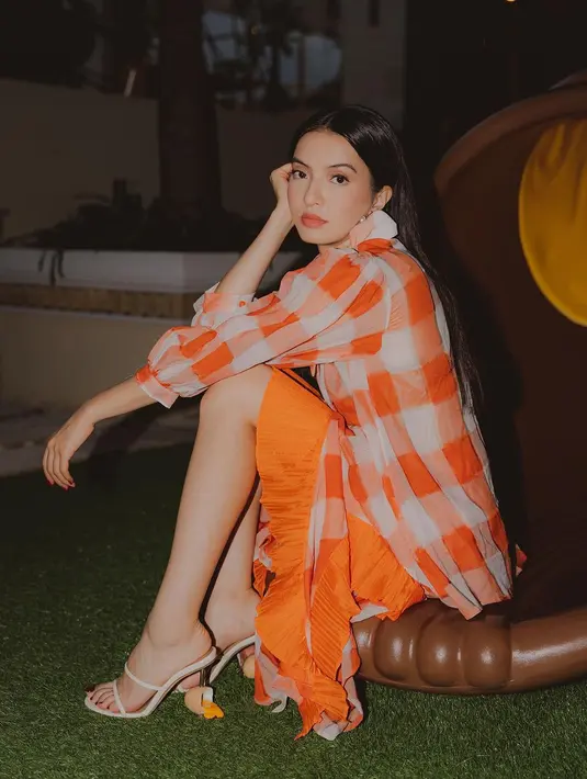 Dalam foto yang diunggah, Raline Shah mengenakan busana super cerah dari brand lokal [@ralineshah]
