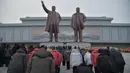 Warg membungkuk memberi hormat di depan patung mendiang pemimpin Korea Utara Kim Il-sung dan Kim Jong-il pada peringatan 10 tahun kematian Kim Jong-il, Pyongyang, Korea Utara, 16 Desember 2021. Kim Jong-il adalah ayah dari pemimpin Korea Utara saat ini, Kim Jong-un. (KIM WON JIN/AFP)