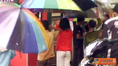 Citizen6, Tasikmalaya: Para ojeg payung cilik sedang menunggu orang yang memerlukan jasa payungnya.