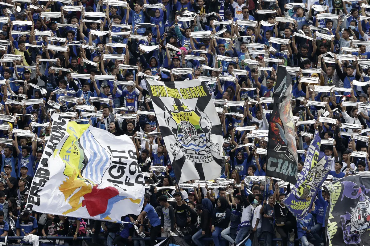 Suporter Persib Bandung, Bobotoh, memberikan dukungan saat melawan TIRA Persikabo pada laga Piala Presiden 2019. (Bola.com/Yoppy Renato)