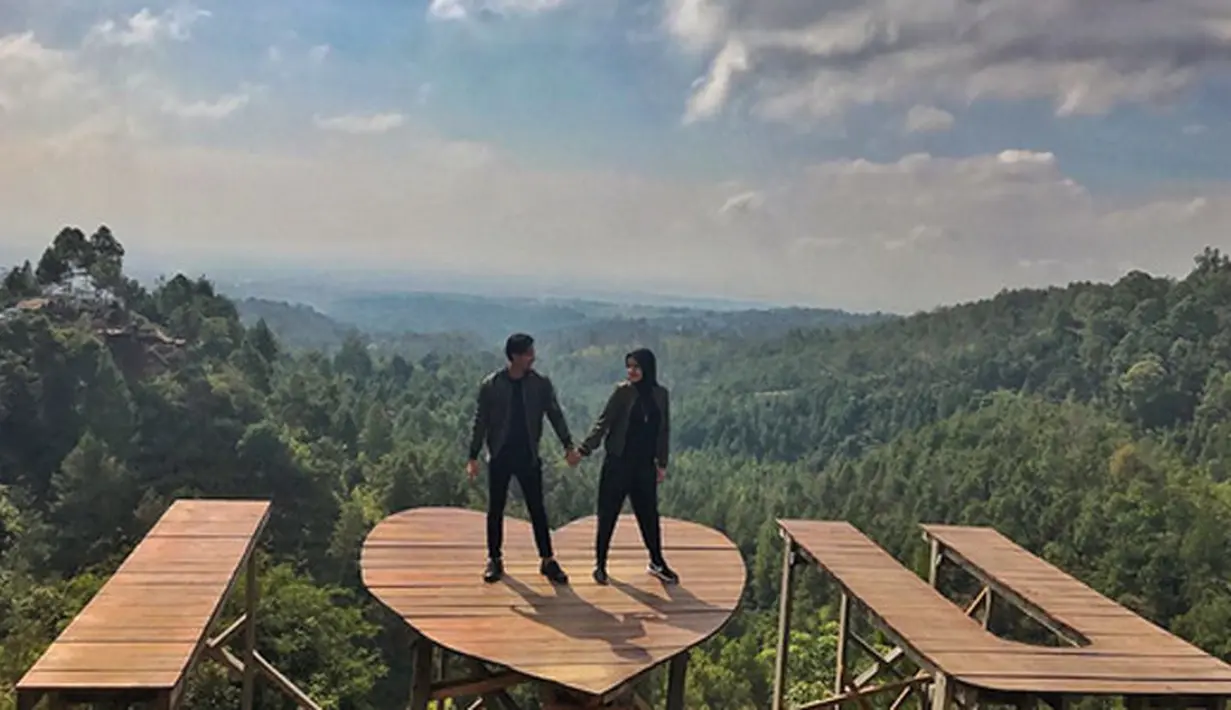 Selain sibuk menjalani syuting, Fairuz juga sibuk menjadi ibu mengurus buah hatinya dari pernikahan sebelumnya. Apalagi tidak ada yang mengasuh anaknya. (Instagram/fairuzarafiq)