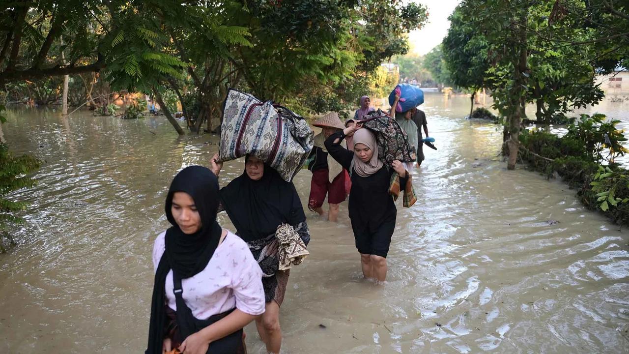 FOTO: Akses Terputus, Warga Bireuen Terisolasi Usai Banjir Besar Hancurkan Sembilan Jembatan