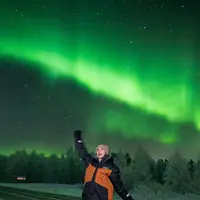 Lyodra menikmati liburan akhir tahunnya di Eropa Utara bersama keluarganya. Dalam foto yang diunggah ia pun tampak menikmati liburan musim dingin dengan bermain salju hingga melihat Aurora. Ia pun tampak mengenakan busana hangat hitam dan orange saat melihat aurora di Finlandia. [@lyodraofficial]