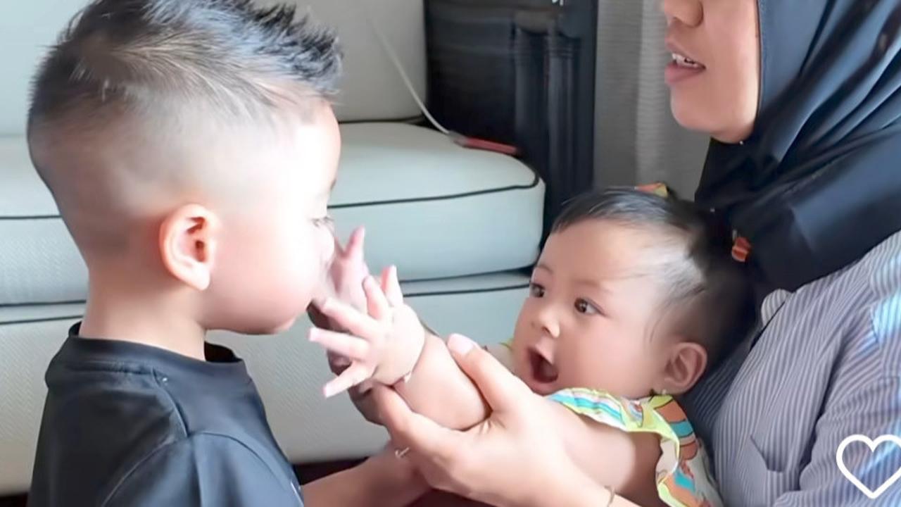Potret Rayyanza Sedang Sakit, Badan Lemas dengan Mata Terus Berair tapi Sempat Asyik Hibur Baby Lily Sampai Ngakak