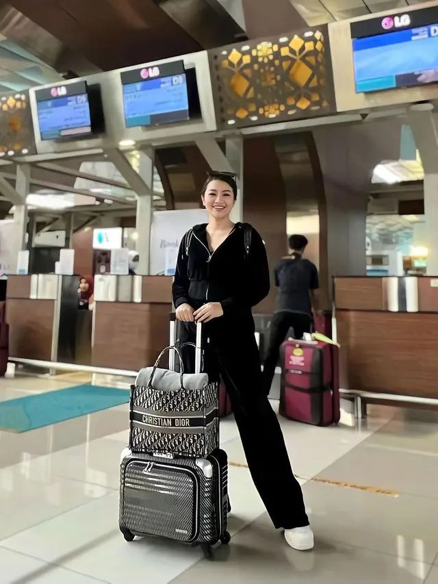 Lepas Rasa Rindu, Ini 7 Potret Fitri Carlina Susul Suami yang Jadi Pilot di Oman