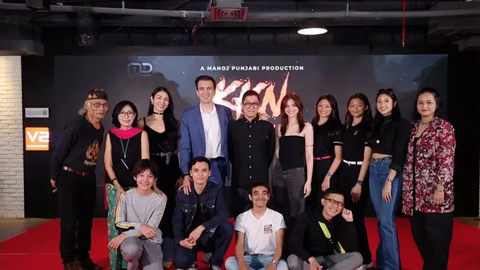 Para pemain dan kru film KKN di Desa Penari 2 Badarawuhi. (Foto: Dok. Instagram @manojpunjabimd)