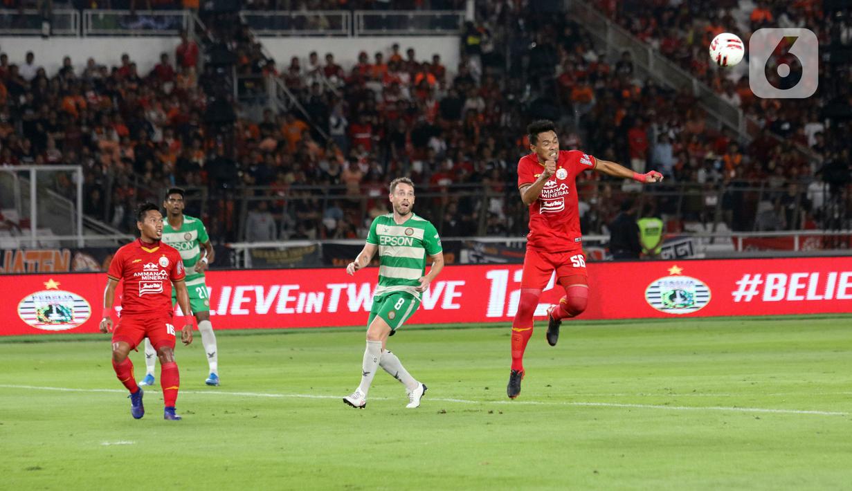 Pemain Persija Maman Abdurrahman (kanan) mencoba menyundul bola saat melawan Geylang International FC pada pertandingan persahabatan di SUGBK, Jakarta, Minggu (23/2/2020). Persija membungkam Geylang 3-1. (Liputan6.com/Angga Yuniar)