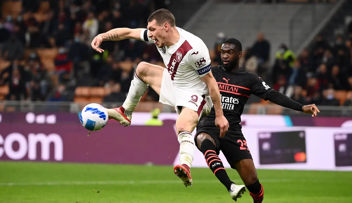Di babak kedua pada menit ke-53 Torino memiliki peluang lewat Andrea Belotti. Namun usahanya untuk melepaskan sebuah tendangan keburu digagalkan pemain belakang AC Milan. (AFP/Marco Bertorello)