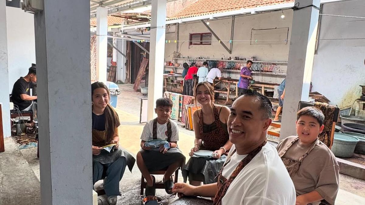 Model Sandal Jepit Nia Ramadhani dan Keluarga saat Liburan ke Yogyakarta