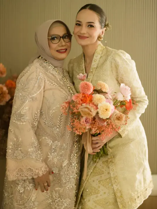 Menurut penuturan sang desainer di Instagram, kebaya yang dikenakan Enzy merupakan kebaya kartini.  [Foto: IG/fadlan_indonesia].