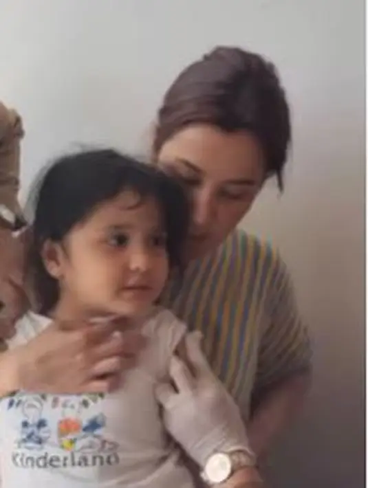 Hebatnya, saat jarum ditusukkan ke lengan Kylie, putri Andi Soraya dari pernikahannya dengan Andi Ali Gaffar justru tak menangis. Ia justru tersenyum. (Foto: Instagram/@andisorayabeatrix)