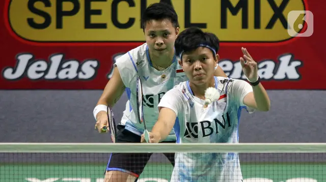 Pebulu tangkis dobel putri Indonesia, Apriyani Rahayu dan Siti Fadia Silva Ramadhanti saat melawan Jongkolphan Kititharakul/Rawinda Prajongjai (Thailand) pada babak 32 besar Indonesia Open 2024 di Istora Gelora Bung Karno, Senayan, Jakarta, Selasa (4/6/2024). (Liputan6.com/Herman Zakharia)