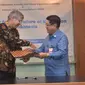 Mohamed Djelid, Perwakilan UNESCO untuk Brunei Darussalam, Indonesia, Malaysia, Filipina, dan Y.W. Junardy, Presiden Indonesia Global Compact Network, berjabat tangan usai menandatangani perjanjian kerja sama. (Dok. Foto UNESCO Konferensi Pers)