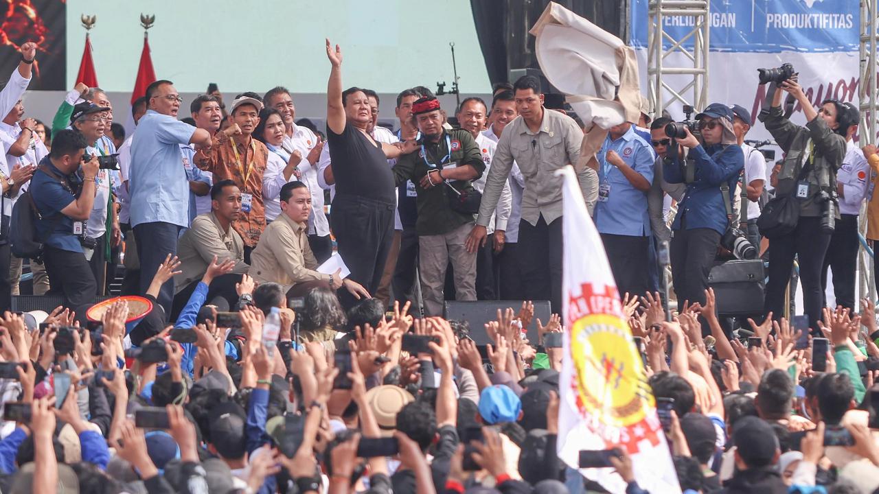 FOTO: Aksi Prabowo Lepas Baju  dan Membagikannya di Hadapan Buruh pada May Day 2026 di Monas