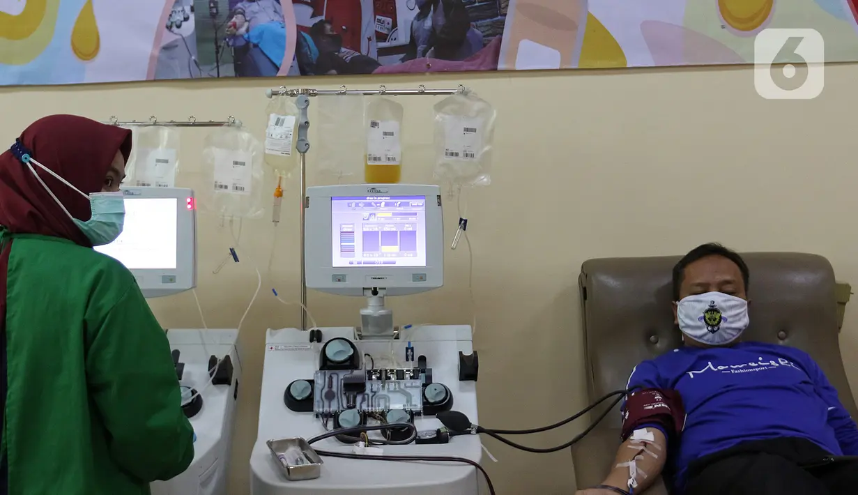 Penyintas COVID-19 melakukan donor plasma konvalesen di PMI DKI Jakarta, Selasa (19/1/2021). Hasil dari plasma konvalesen tersebut nantinya akan ditransfusikan ke tubuh pasien positif COVID-19 untuk membantu penyembuhan. (Liputan6.com/Herman Zakharia)