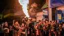 Seorang pemuda Muslim Indonesia melakukan aksi menghembuskan api saat parade yang menandai dimulainya tahun baru Islam di Surabaya, Jawa Timur pada Kamis 26 Juni 2025 malam. (Juni KRISWANTO/AFP)