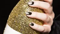 Anda pecinta nail art? Coba tampilan nail art glam yang satu ini!