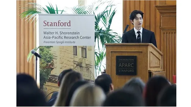 Bahas Korean Wave, Ini 6 Potret Suho EXO Jadi Pembicara di Stanford University