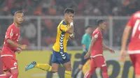 Pemain Tampines Rovers, Syahrul Amri (tengah) mencetak gol ke gawang Persija Jakarta pada laga Piala AFC 2018 di Stadion Utama GBK, Senayan, Jakarta (28/2/2018). Persija menang 4-1. (Bola.com/Nick Hanoatubun)
