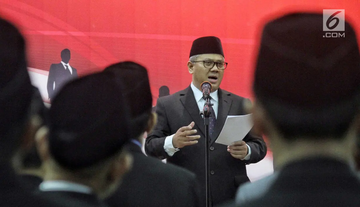 Ketua KPU Arief Budiman memberi pidato saat melantik anggota KPU Kabupaten/Kota periode 2018-2023 di Gedung KPU RI, Jakarta (24/6). Dalam pelantikan itu Arief mengingatkan anggota KPU daerah harus berada di tengah-tengah kubu. (Liputan6.com/Faizal Fanani)