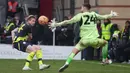 Man City sempat tertinggal lebih dulu akibat gol bunuh diri Stefan Ortega Moreno di babak pertama. City bangkit di babak kedua dan berbalik menang lewat gol Abdukodir Khusanov dan Kevin De Bruyne.  (AP Photo/Kin Cheung)