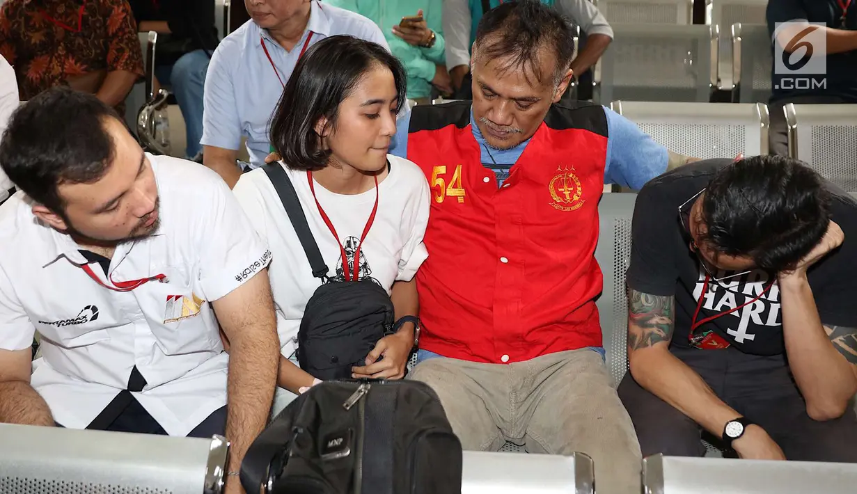 Aktor Tio Pakusadewo merangkul kedua anaknya Risa dan Nagra Kautsar sebelum sidang replik di PN Jakarta Selatan, Kamis (5/7). Pledoi Tio Pakusadewo ditolak seluruhnya oleh jaksa penuntut umum (JPU). (Liputan6.com/Immanuel Antonius)