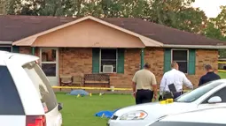Petugas keamanan saat menyelidiki tempat terjadinya penusukan yang terjadi di Louisiana, AS, Rabu (26/8/2015). Tersangka ditangkap disebuah toko satu jam kejadian. (REUTERS/Leslie Westbrook) 