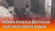 Tidak ada yang tahu kapan bencana datang, seperti momen berikut ini. Seorang diduga pekerja tambang terekam berdiri di bawah jembatan. Ia terjebak arus deras banjir yang datang tiba-tiba.