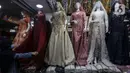 Seorang wanita memeriksa gaun di pusat penjualan pakaian dan tekstil Pasar Tanah Abang Blok B, Jakarta, Selasa (19/1/2021). Kementerian Perindustrian memproyeksikan kinerja tekstil 2021 akan bergerak positif, meski masih tipis di level 0,93 persen. (Liputan6.com/Johan Tallo)