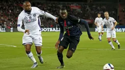 Pemain PSG, Blaise Matuidi beradu cepat dengan pemain Toulouse, Jean-Armel Kana-Biyik pada laga Liga Prancis di Stadion Parc des Princes, Prancis, Sabtu (7/11/2015). (Reuters/Benoit Tessier)
