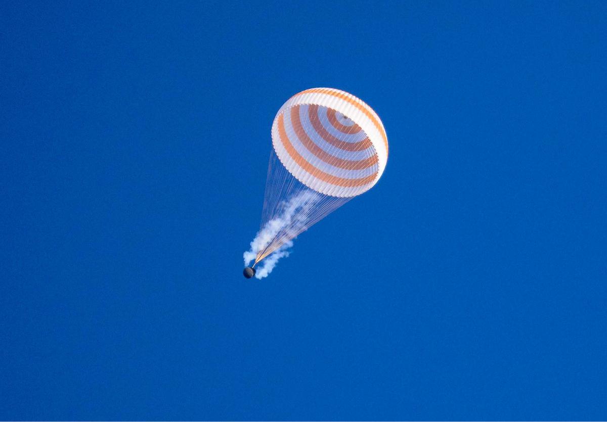 Detik-Detik Menegangkan saat Awak Soyuz MS-26 Mendarat di Bumi
