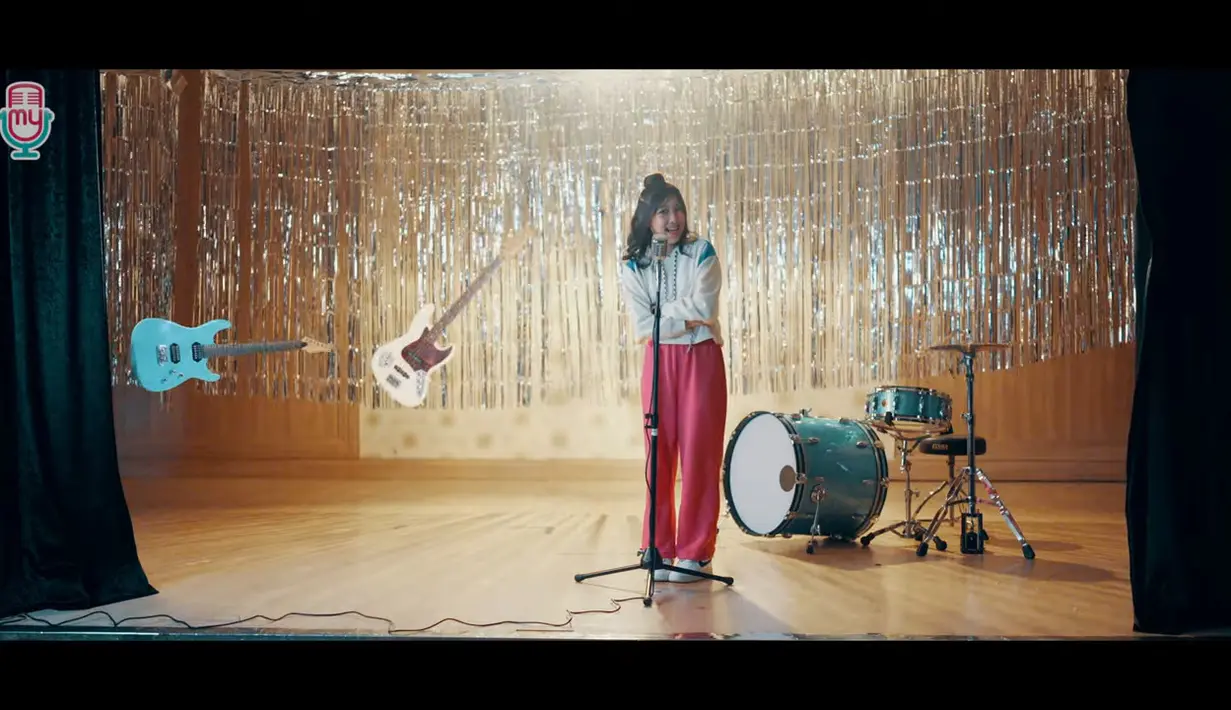 Sesuai dengan musik dan liriknya, video klip juga dibuat ceria dan colorful. [YouTube My Music Records]