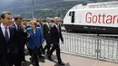 Kanselir Jerman Angela Merkel (tengah) berbincang dengan Kanselir Austria Christian Kern dan PM Italia, Matteo Renzi pada peresmian terowongan kereta api terpanjang di dunia, Gotthard Base Tunnel (GBT), di Swiss, Rabu (1/6). (REUTERS/Peter Klauzner/Pool)