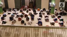 Jemaah melaksanakan salat tarawih pertama Ramadan 1441 Hijriah di Masjid Jami Al Ma'wa, Karang Tengah, Tangerang, Banten, Kamis (23/42020). Warga melaksanakan salat tarawih berjemaah dengan menerapkan physical distancing untuk mencegah penyebaran virus corona COVID-19. (Liputan6.com/Angga Yuniar)