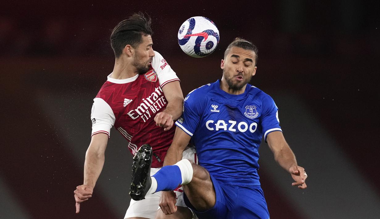 Bek Arsenal, Pablo Mari (kiri) berduel udara dengan striker Everton, Dominic Calvert-Lewin dalam laga lanjutan Liga Inggris 2020/2021 pekan ke-33 di Emirates Stadium, London, Jumat (23/4/2021). Arsenal kalah 0-1 dari Everton. (AP/John Walton/Pool)