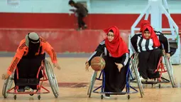 Wanita penyandang disabilitas mengambil bagian dalam kejuaraan bola basket kursi roda lokal di Sanaa, Yaman, 8 Desember 2019. Sanaa telah berada di bawah kendali pemberontak sejak 2014. (MOHAMMED HUWAIS/AFP)