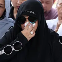 Suasana duka, dan isak tangis presenter Rina Gunawan kembali pecah saat ayahnya hendak dimasukkan ke liang lahat. (Adrian Putra/Bintang.com)