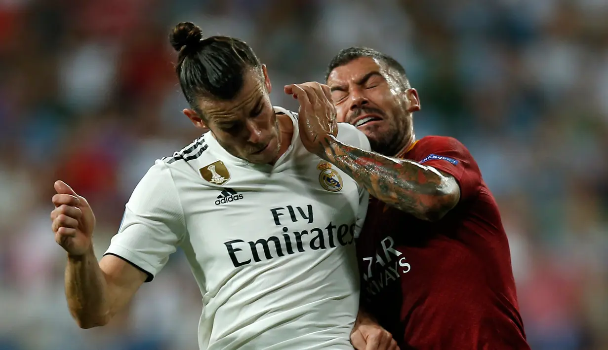 Gelandang Real Madrid, Gareth Bale (kiri) benturan fisik dengan bek Roma Aleksandar Kolarov pada pertandingan Grup G Liga Champions di Stadion Santiago Bernabeu, Madrid, Spanyol, Rabu (19/9). Madrid membantai Roma 3-0. (AP Photo/Manu Fernandez)