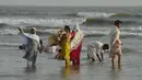 Warga Pakistan mendinginkan diri di pantai Clifton selama gelombang panas yang terjadi di Karachi, Senin (21/5). Suhu di Karachi, pada Senin (21/5), Gelombang panas terjadi saat warga Pakistan sedang menjalankan puasa bulan Ramadan. (AFP/RIZWAN TABASSUM)