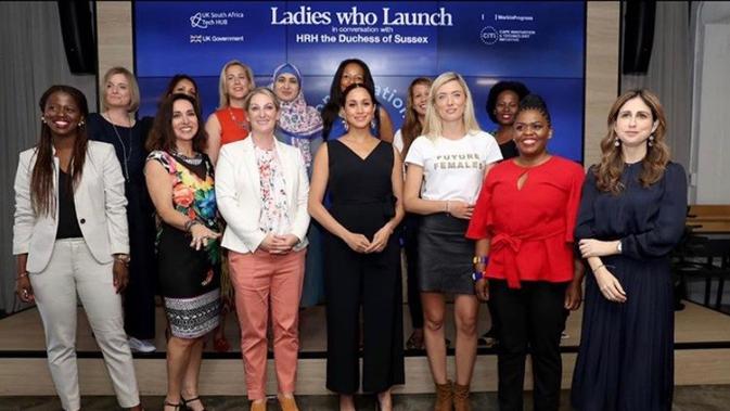 Meghan Markle dengan jumpsuit hitam saat bertemu dengan Woodstock Exchange. (dok. instagram.com/theroyalfamily/https://www.instagram.com/p/B22DN-8H4cQ/Novi Thedora)