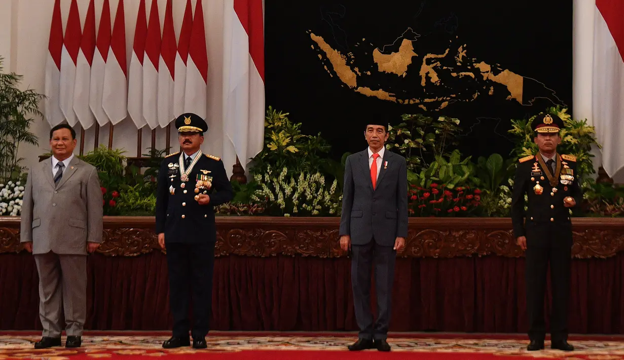 Presiden Joko Widodo (kedua kanan) didampingi Kapolri Jenderal Pol Idham Aziz, Panglima TNI Marsekal TNI Hadi Tjahjanto dan Menhan Prabowo Subianto berfoto bersama usai Peringatan Ke-74 Hari Bhayangkara Tahun 2020 di Istana Negara, Jakarta, Rabu (1/7/2020). (ANTARA FOTO/Sigid Kurniawan/POOL)